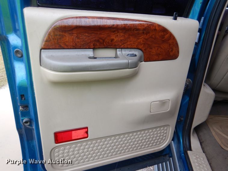 image for item FF9042 2001 Ford F350 Super Duty Crew Cab pickup truck