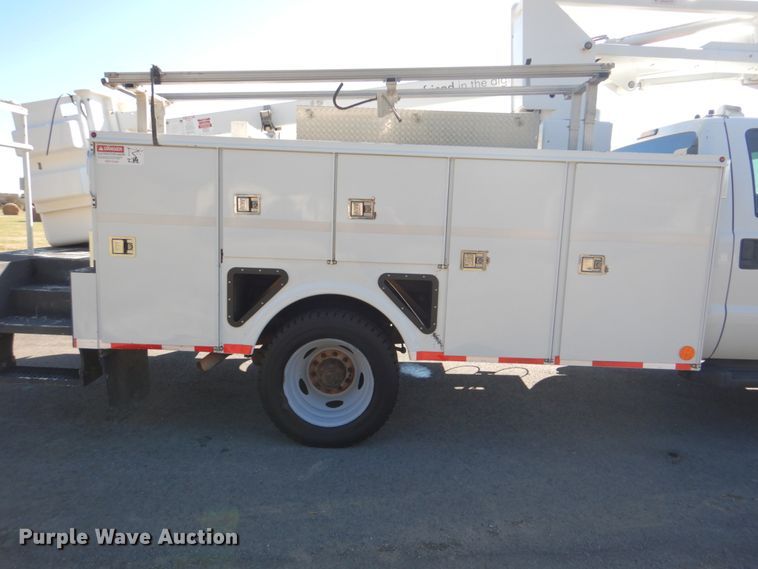 image for item FF9066 2012 Ford F550 Super Duty bucket truck