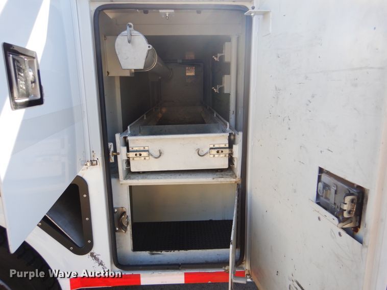 image for item FF9066 2012 Ford F550 Super Duty bucket truck