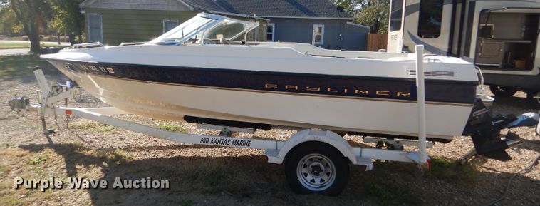 image for item FJ9822 2003 Bayliner boat