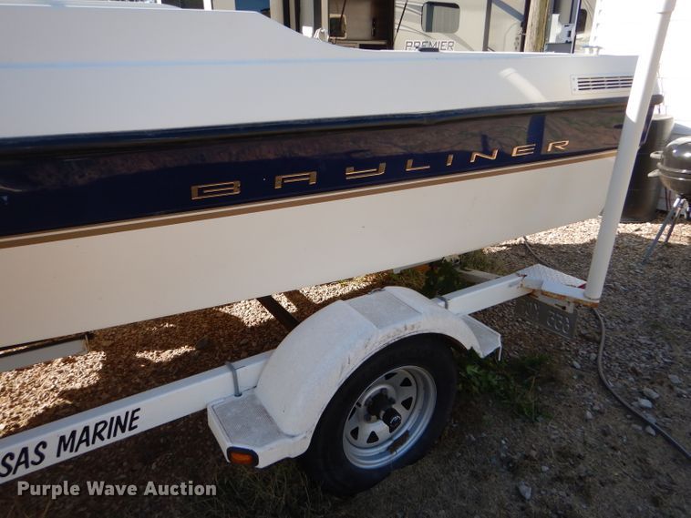 image for item FJ9822 2003 Bayliner boat