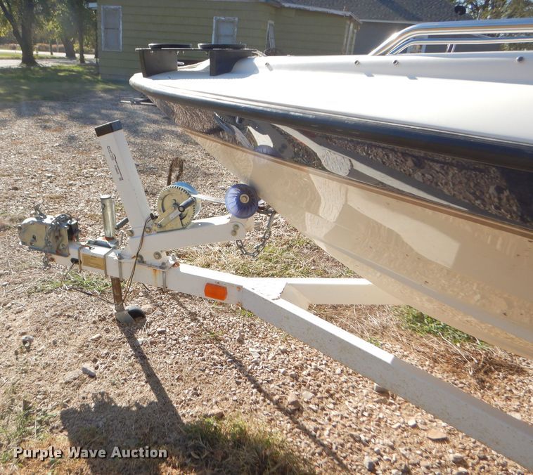 image for item FJ9822 2003 Bayliner boat