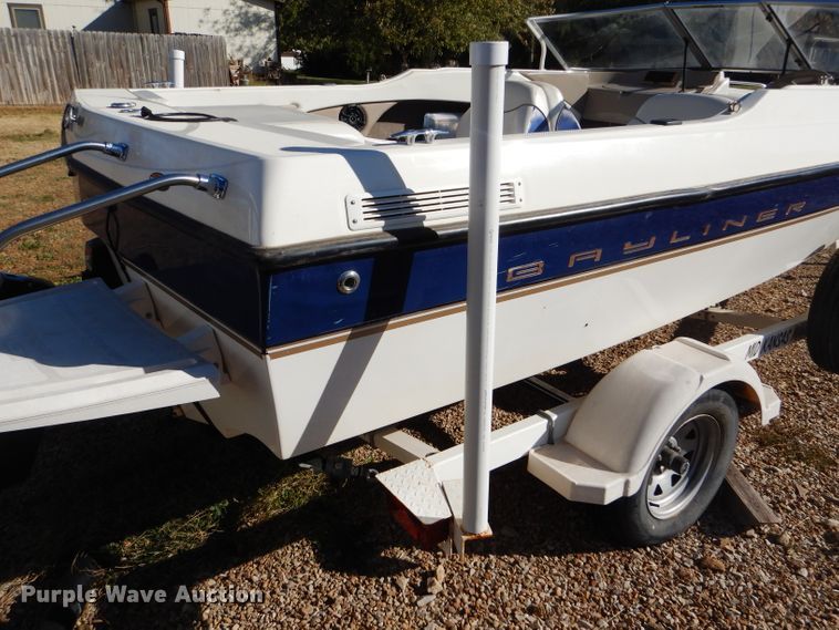 image for item FJ9822 2003 Bayliner boat