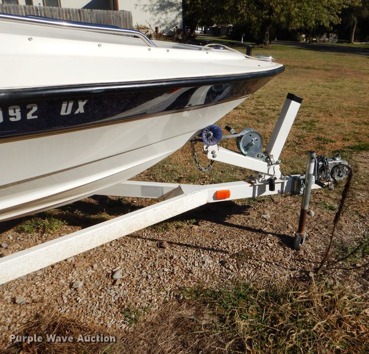 image for item FJ9822 2003 Bayliner boat