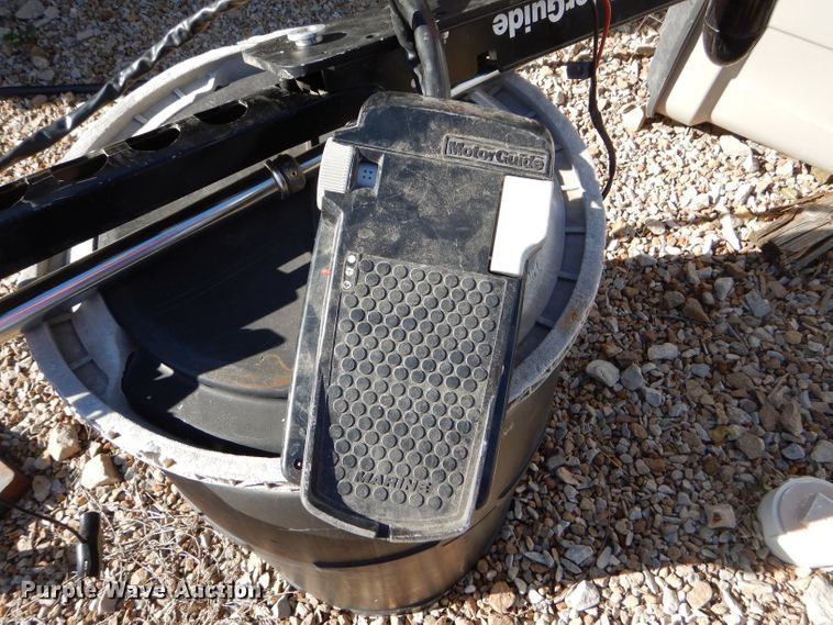 image for item FJ9822 2003 Bayliner boat