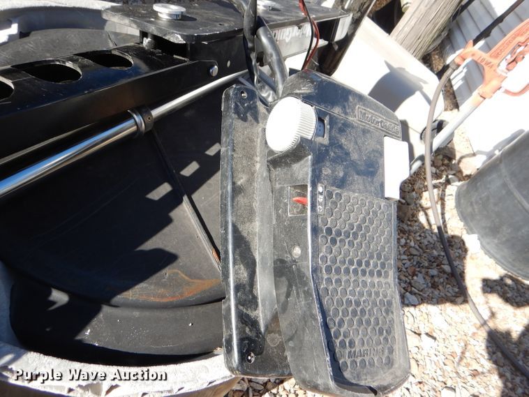 image for item FJ9822 2003 Bayliner boat