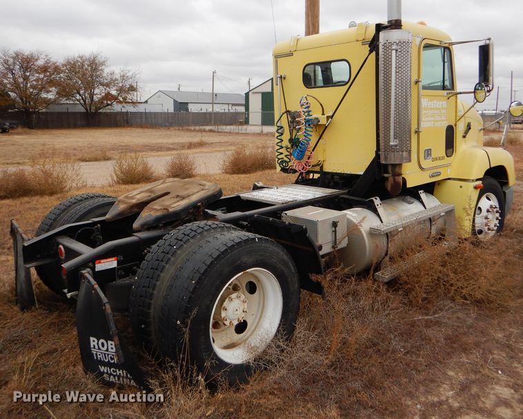 image for item FT9744 2000 Freightliner FLD semi truck