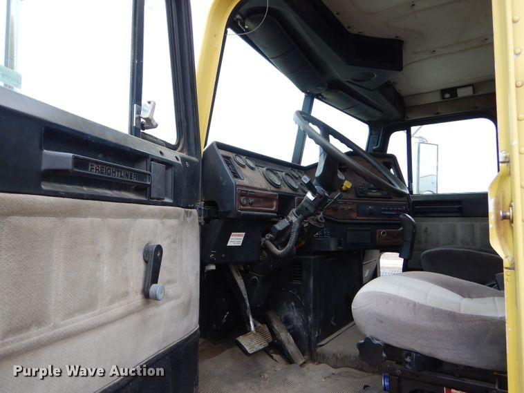 image for item FT9744 2000 Freightliner FLD semi truck