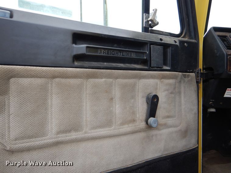 image for item FT9744 2000 Freightliner FLD semi truck