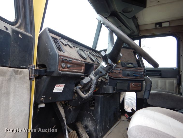 image for item FT9744 2000 Freightliner FLD semi truck