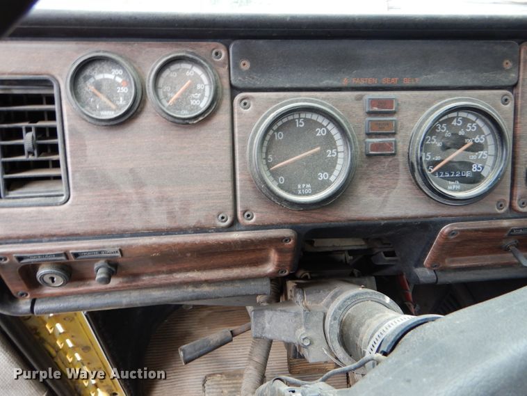 image for item FT9744 2000 Freightliner FLD semi truck