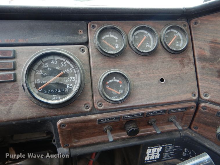 image for item FT9744 2000 Freightliner FLD semi truck