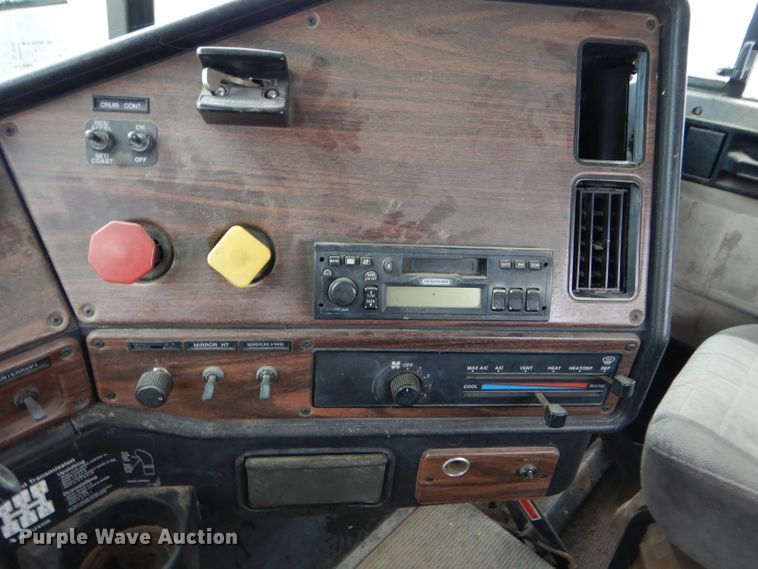 image for item FT9744 2000 Freightliner FLD semi truck