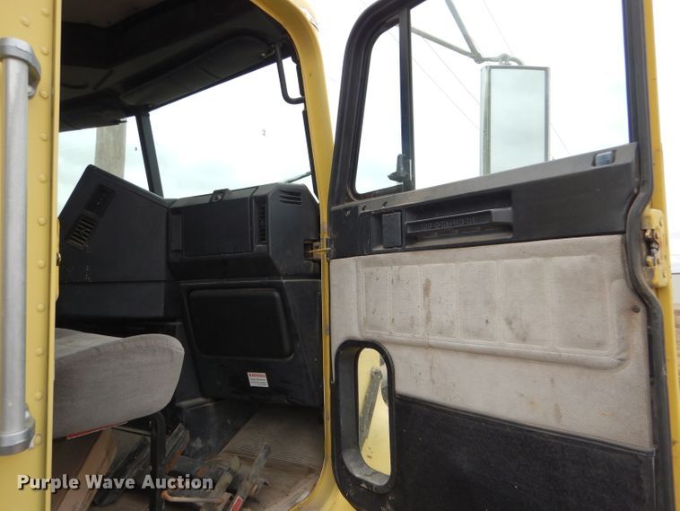 image for item FT9744 2000 Freightliner FLD semi truck