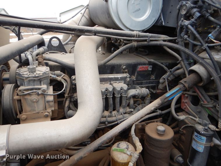 image for item FT9744 2000 Freightliner FLD semi truck