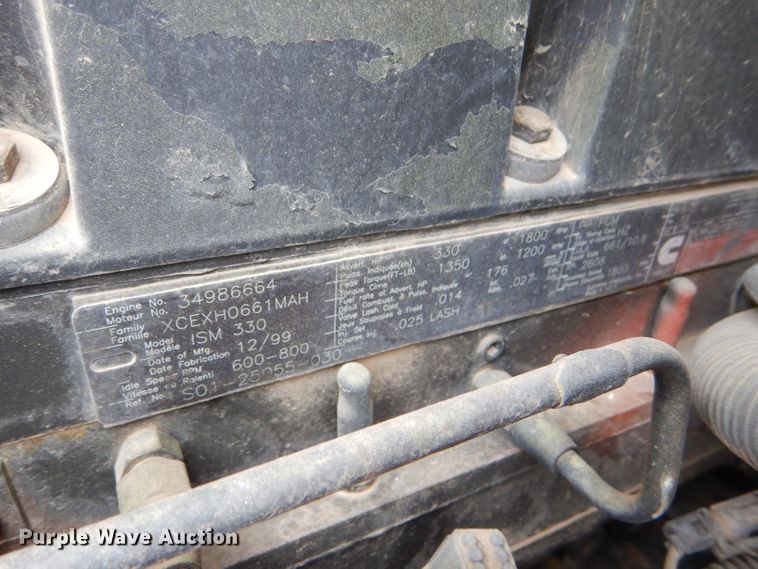 image for item FT9744 2000 Freightliner FLD semi truck