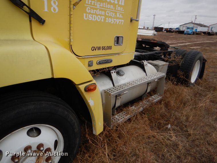 image for item FT9744 2000 Freightliner FLD semi truck