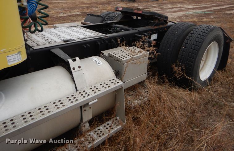 image for item FT9744 2000 Freightliner FLD semi truck