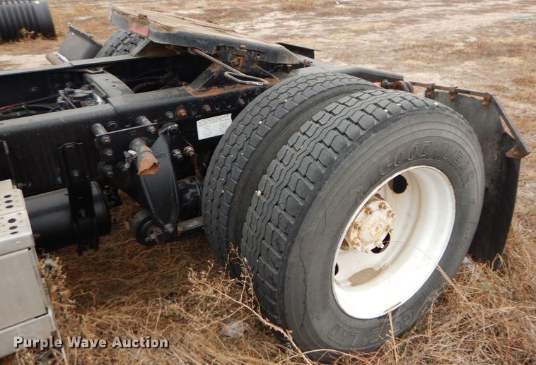 image for item FT9744 2000 Freightliner FLD semi truck