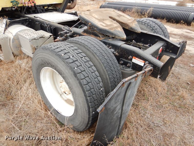 image for item FT9744 2000 Freightliner FLD semi truck