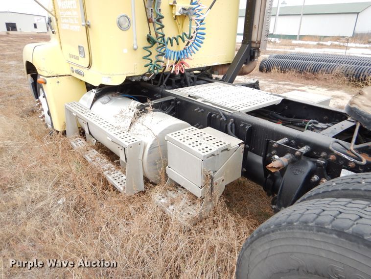 image for item FT9744 2000 Freightliner FLD semi truck