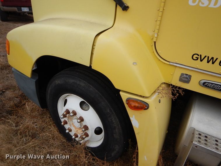 image for item FT9744 2000 Freightliner FLD semi truck