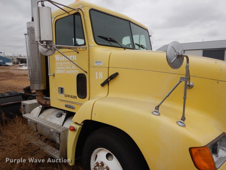 image for item FT9744 2000 Freightliner FLD semi truck