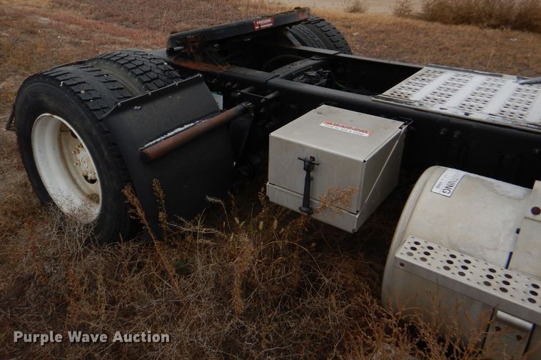 image for item FT9744 2000 Freightliner FLD semi truck