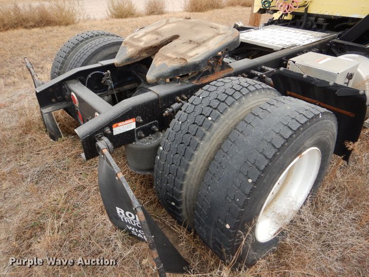 image for item FT9744 2000 Freightliner FLD semi truck