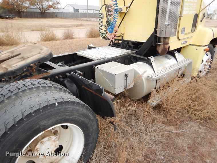 image for item FT9744 2000 Freightliner FLD semi truck