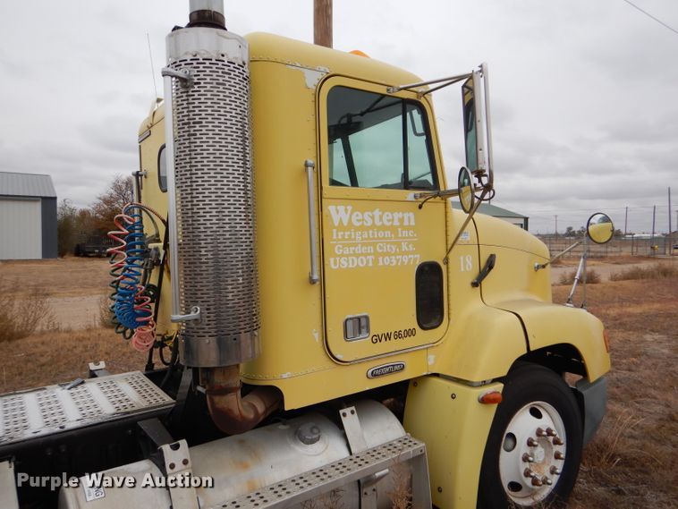 image for item FT9744 2000 Freightliner FLD semi truck