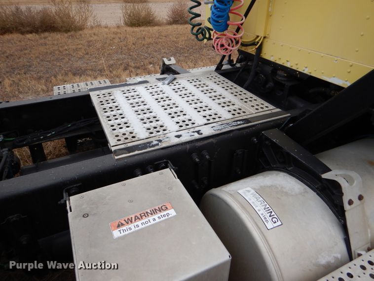 image for item FT9744 2000 Freightliner FLD semi truck