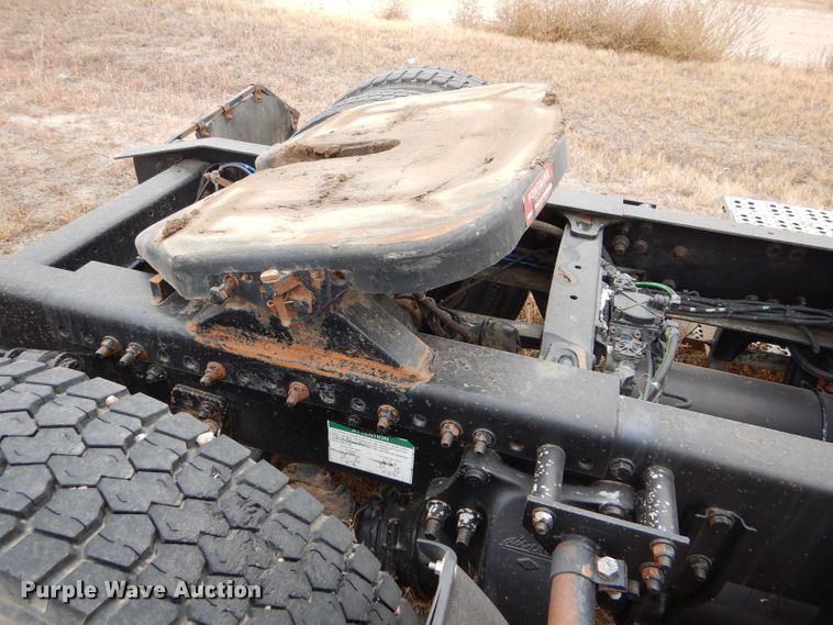 image for item FT9744 2000 Freightliner FLD semi truck