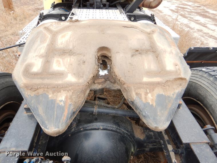 image for item FT9744 2000 Freightliner FLD semi truck