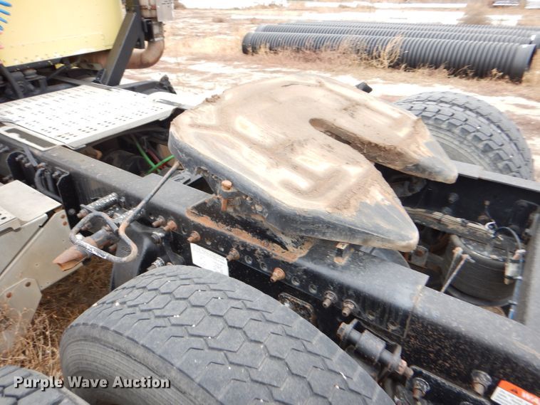 image for item FT9744 2000 Freightliner FLD semi truck