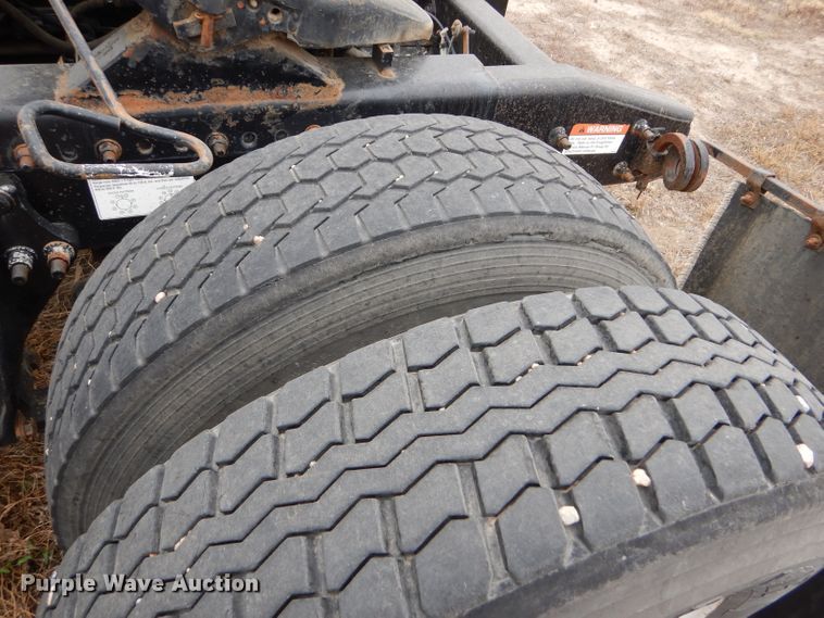 image for item FT9744 2000 Freightliner FLD semi truck