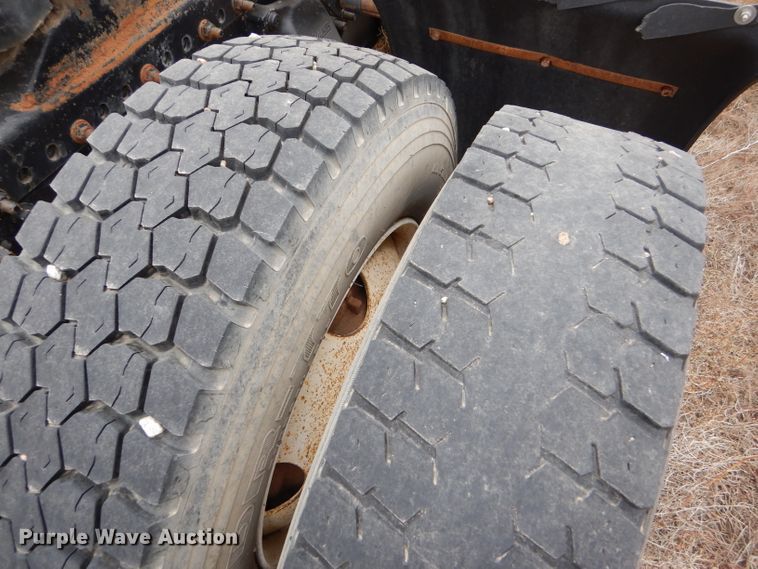 image for item FT9744 2000 Freightliner FLD semi truck