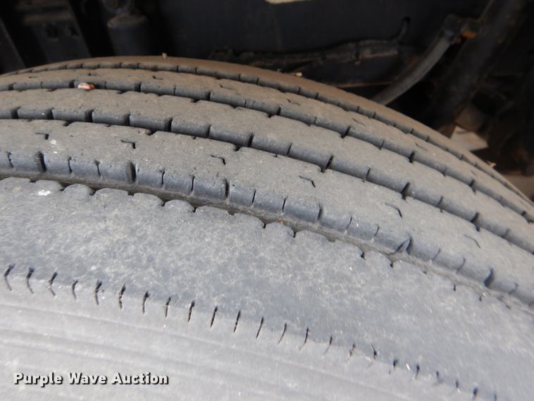 image for item FT9744 2000 Freightliner FLD semi truck