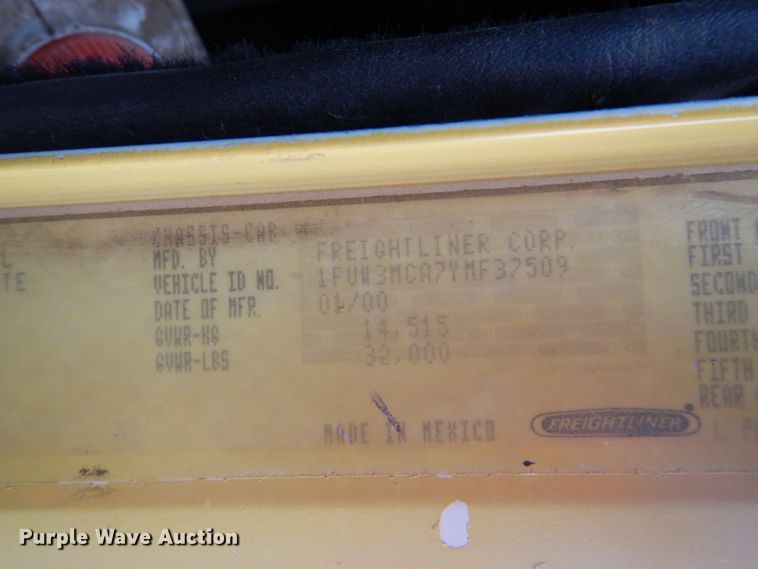 image for item FT9744 2000 Freightliner FLD semi truck