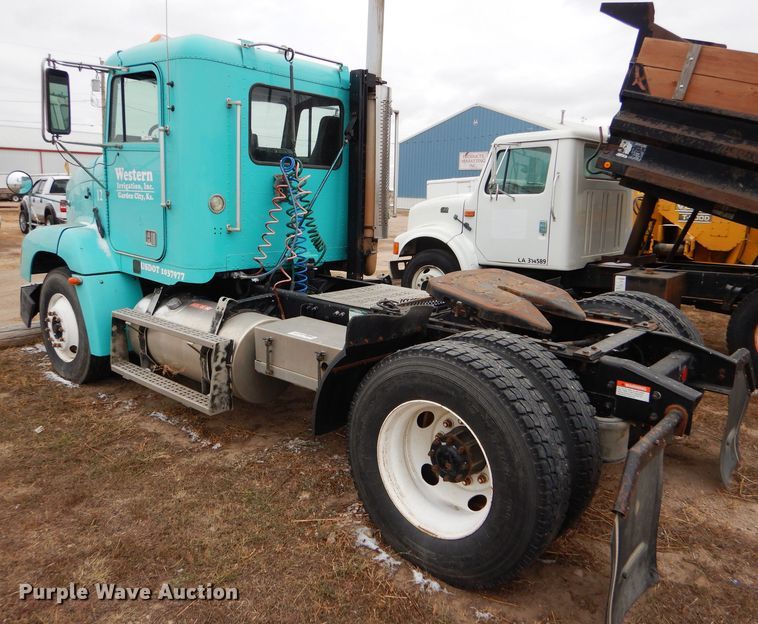 image for item FT9746 2001 Freightliner FLD semi truck