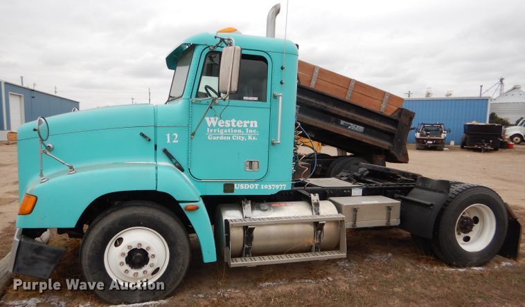 image for item FT9746 2001 Freightliner FLD semi truck