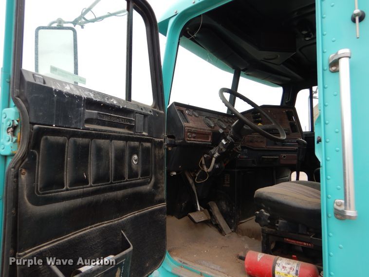 image for item FT9746 2001 Freightliner FLD semi truck