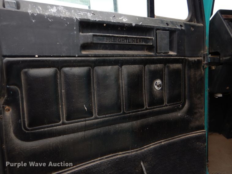 image for item FT9746 2001 Freightliner FLD semi truck