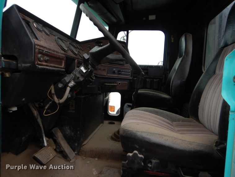 image for item FT9746 2001 Freightliner FLD semi truck