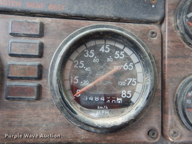 image for item FT9746 2001 Freightliner FLD semi truck