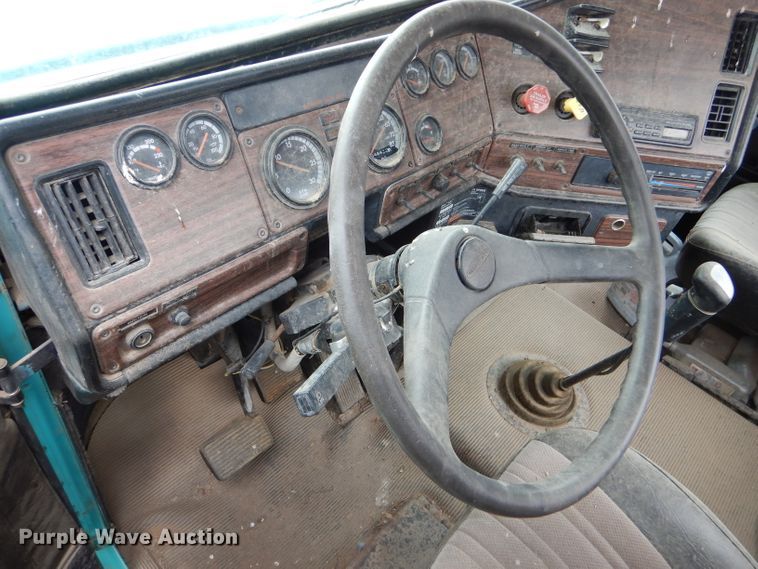 image for item FT9746 2001 Freightliner FLD semi truck