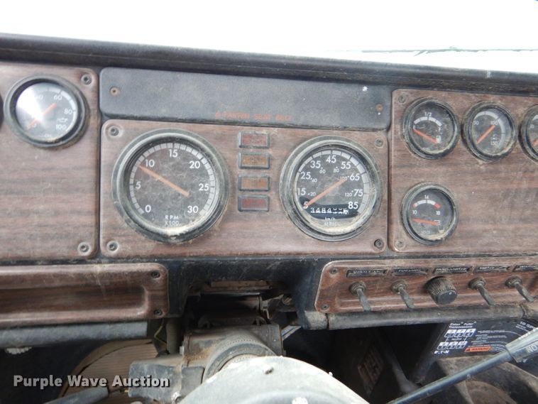 image for item FT9746 2001 Freightliner FLD semi truck