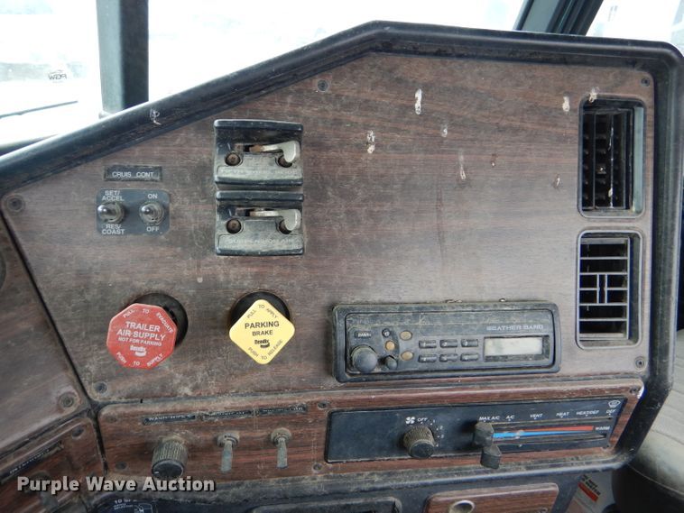 image for item FT9746 2001 Freightliner FLD semi truck