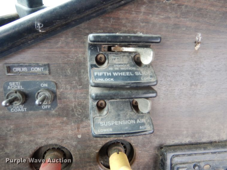 image for item FT9746 2001 Freightliner FLD semi truck