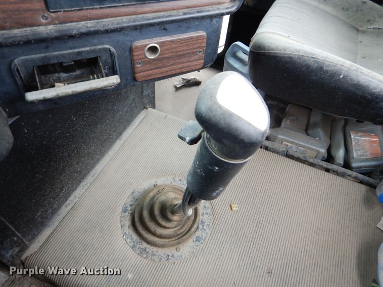 image for item FT9746 2001 Freightliner FLD semi truck